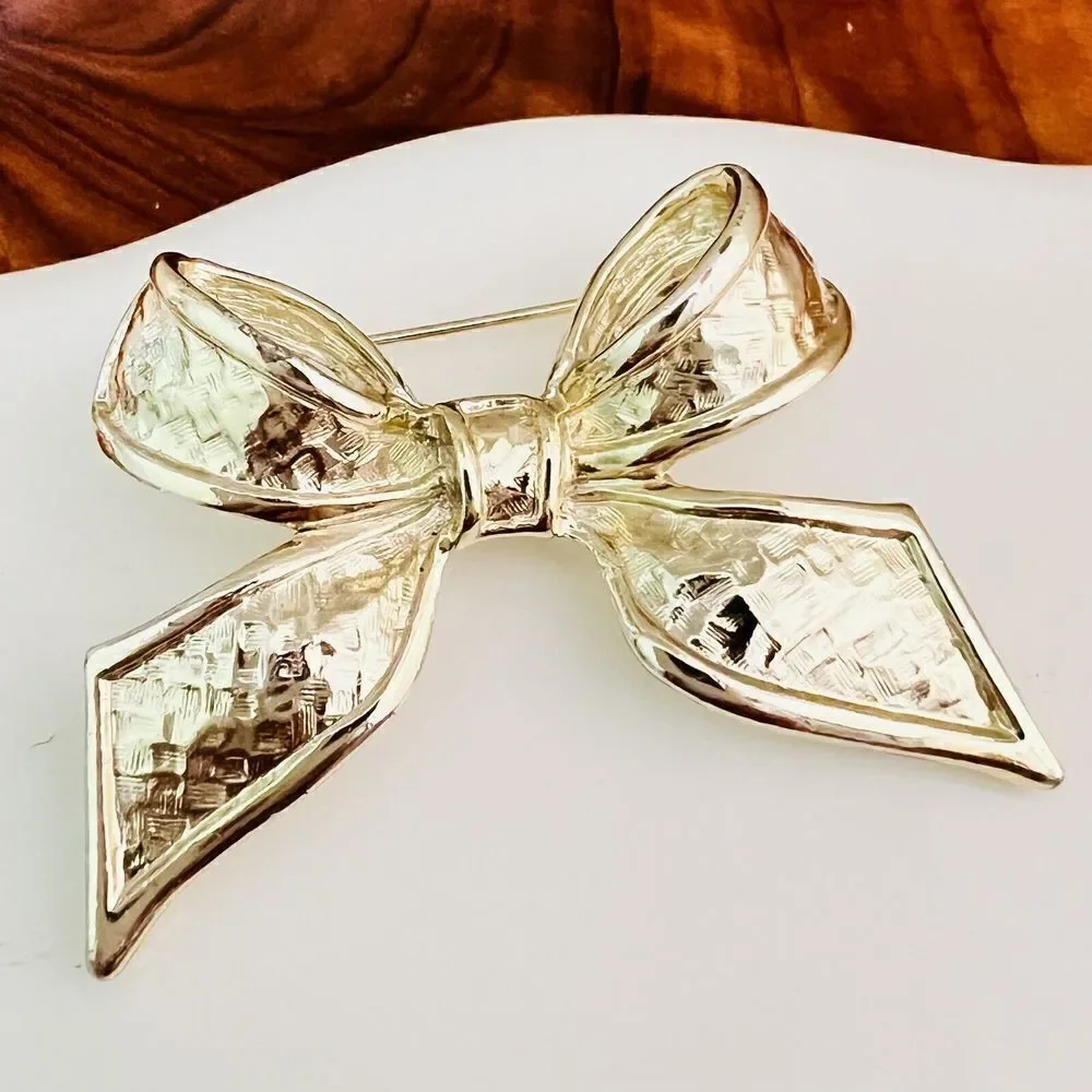 Vintage Brooch Textured Satin Bow Ribbon Large Soft Gold Tone Matte 4205
